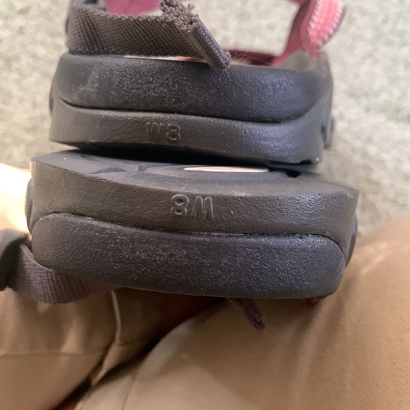 Chaco Classic Sport Sandal women’s 8 mauve burgundy color. Like new - Picture 4 of 5